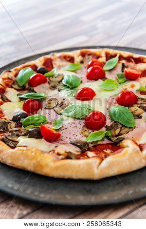 Pizza Mozzarella, Ham chiffonade and Sliced ??Mushrooms