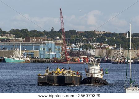 New Bedford, Massachusetts, Usa - August 31, 2018: Tug Sirius With Barge Falling Into Line Behind Sa