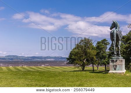 Edinburgh, Scotland, Uk - June 14, 2012: Horse Statue Of King Tom Looking At Firth Of Forth On Green