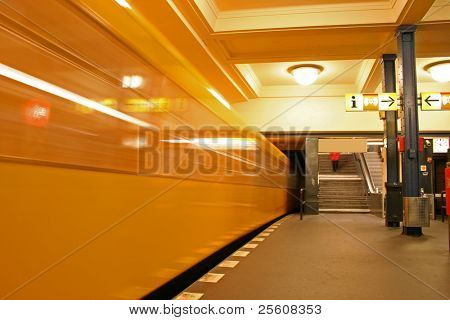rame de métro en station
