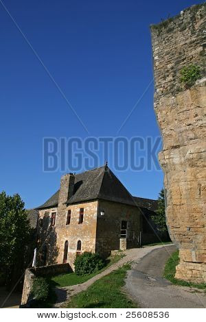 velké přírodní kamenné zdi s výhledem na vesnici dům v Turenne, correze, Francie