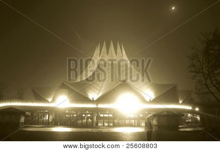 Tempodrom de nuit avec la brume et la personne qui se trouve