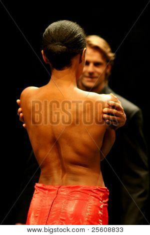 alaston nainen pina bausch suorittaessaan