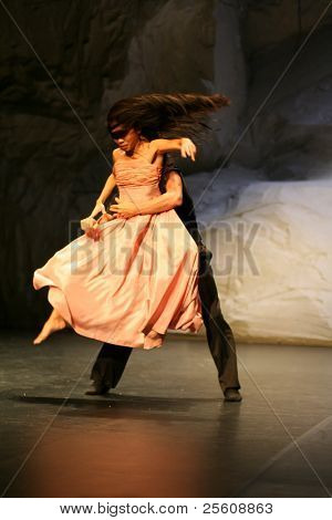 mies ja nainen, jotka suorittavat pina bausch esityksen aikana