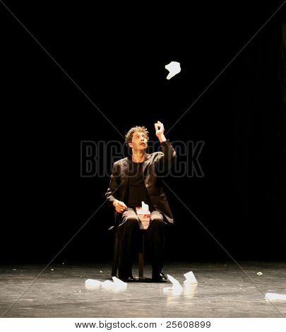 uros tanssija leikkii nenäliina aikana pina bausch