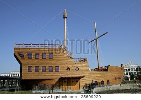træ galleon mast på blå himmel