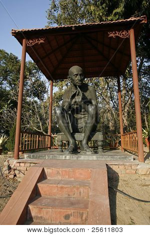 statua di Gandhi a rajghat memorial, delhi, india