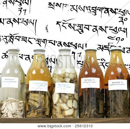 medicina cinese erbe e intrugli in bottiglie grandi su sfondo scrittura tibetana