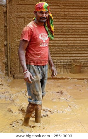 DELHI, Índia - 19 de setembro: Um trabalhador aborrece um buraco para acessar água em 19 de setembro de 2007. Wat limitada