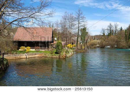 dřevěný dům na říční jezero v Slunj, Chorvatsko
