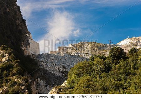 White Marble Quarry Of Carrara. Apuan Alps (alpi Apuane) Tuscany, (toscana), Italy, Europe