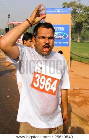 DELHI - Oktober 28: Männliche Läufer gießen Wasser über Kopf beim Halbmarathon am 28. Oktober 2007 in 
