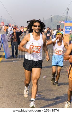 DELHI - Lokakuu 28: Mies käynnissä aikana tungosta Delhi puolimaratonilla 28. lokakuuta 2007 Delhi, Ind