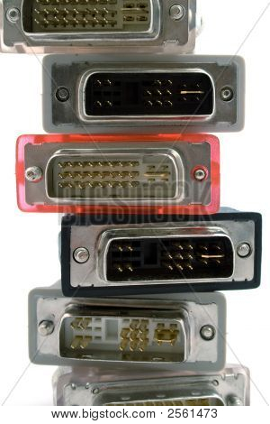 Adattatori Vga-Dvi su uno sfondo bianco. Isolato 2