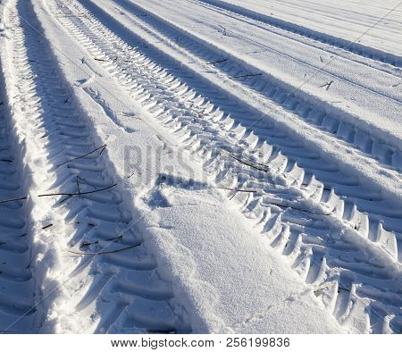Traces Of Wheels And The Protector Of Transport Of Great Cross-country Ability On Deep Snowdrifts In