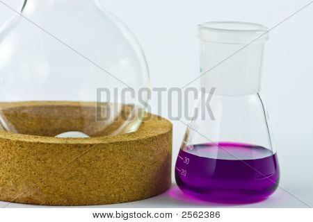 Erlenmeyer-Kolben und Rundboden Kolben