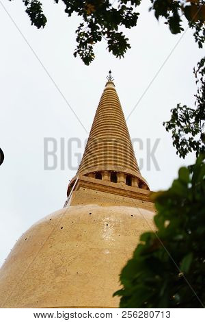 Phra Pathom Chedi (big Pagoda), Nakhon Pathom Province, Thailand. It Is Very Beautiful