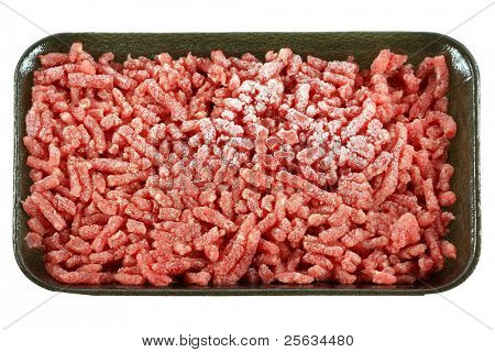 Congelata macinata magra, Raw ripieni, isolato su sfondo bianco.