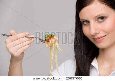 Italienische Küche - Porträt von gesunde Frau Essen Spaghetti mit sauce