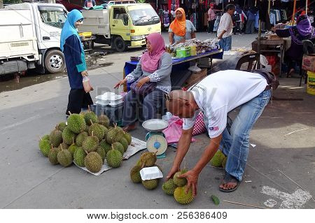 Sipitang,sabah,malaysia-aug 31,2018:people Buying Durians At The Local Market Known As Tamu In Sipit