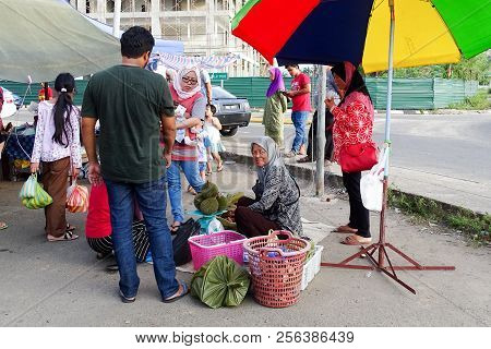 Sipitang,sabah,malaysia-aug 31,2018:people Buying Durians At The Local Market Known As Tamu In Sipit