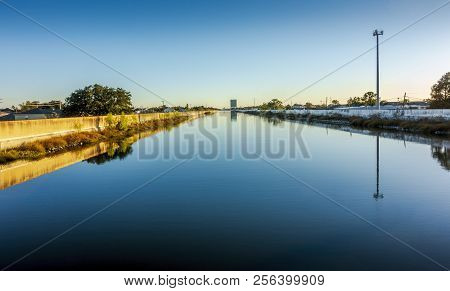 New Orleans, Usa - Nov 28, 2017: Afternoon View Of The 17th Street Canal Around The West End Area. T