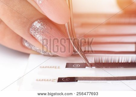 Master Of Eyelash Extensions Works With Tweezers, Forms Bundle From Pallet