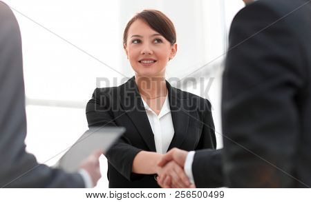 Businesswoman shaking hands with a businssman during a meeting