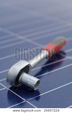 Solarzellen und Ratschenschlüssel