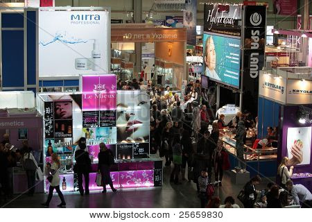 KIEV, Ucrania - 9 de FEB: Exposición internacional de perfumería y cosméticos 