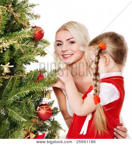 Mor med en datter pynte juletræ. Isoleret.