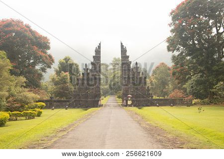 Handara Bali Gate Near Pura Uran Danu Brutan Is Famouse Place For Tourist And Photographer To Take P