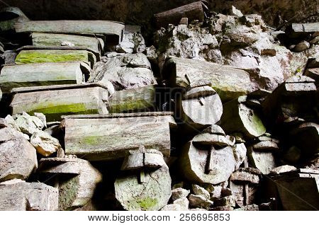 Lumiang Burial Cave - Sagada - Philippines