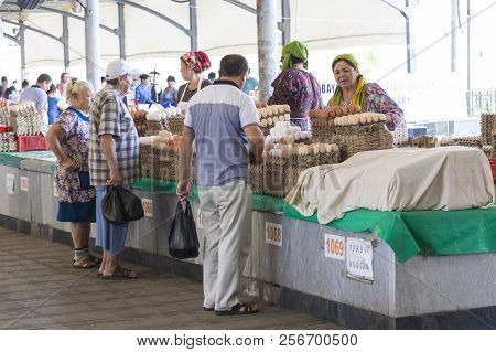 Tashkent, Uzbekistan - August 22, 2018: People At Chorsu Bazaar In Tashkent, Uzbekistan.