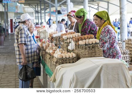 Tashkent, Uzbekistan - August 22, 2018: People At Chorsu Bazaar In Tashkent, Uzbekistan.