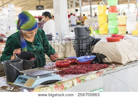 Tashkent, Uzbekistan - August 22, 2018: People At Chorsu Bazaar In Tashkent, Uzbekistan.