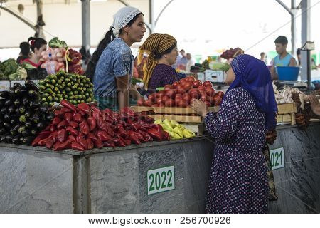 Tashkent, Uzbekistan - August 22, 2018: People At Chorsu Bazaar In Tashkent, Uzbekistan.