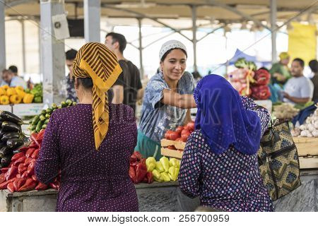 Tashkent, Uzbekistan - August 22, 2018: People At Chorsu Bazaar In Tashkent, Uzbekistan.