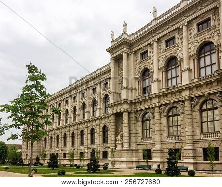 Austria, Vienna, 15/04/2017 Blooming Chestnut Near A Historic Building, Blooming Chestnut Near A Bea