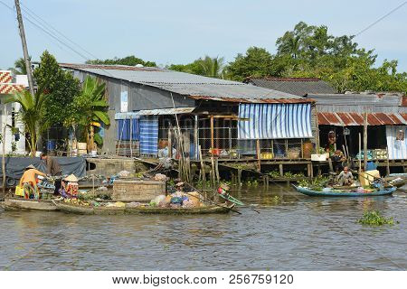 Phong Dien, Vietnam - December 31st 2017. Local Vendors On The River At The Phong Dien Floating Mark