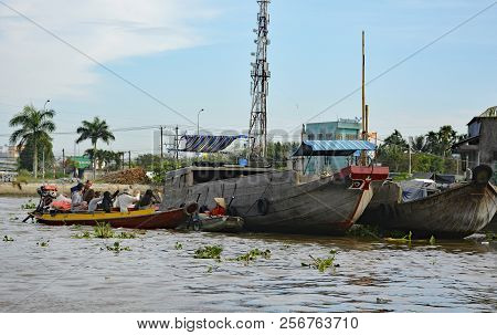 Phong Dien, Vietnam - December 31st 2017. Tourist On A Boat Tour At The Phong Dien Floating Market N