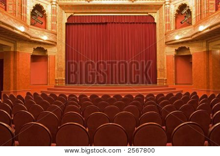 Kino Bühne mit rotem Samtvorhänge und leere Stühle