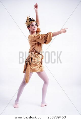 The Beauty Lady Is Wearing Glod Dress ,putbutterfly Crown On Head,wear Ballet Shoes,is Posing Basic 