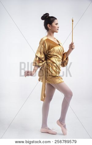 The Beauty Lady Is Wearing Glod Dress ,putbutterfly Crown On Head,wear Ballet Shoes,hold Gold Star W
