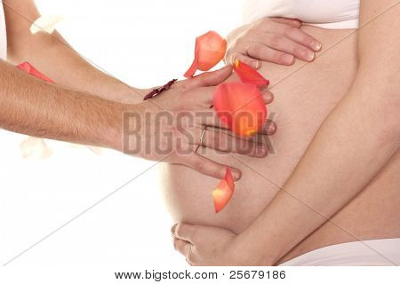 Ruce muže obejmout břicho těhotné ženy