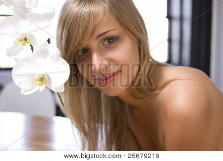 krásná dívka s bílými orchidejemi