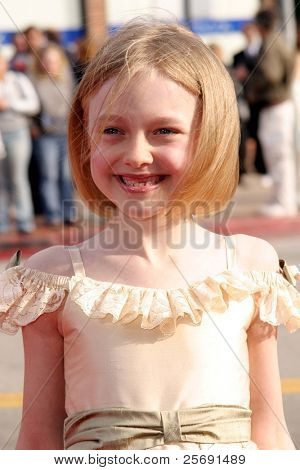 LOS ANGELES - 18 de abril: Dakota Fanning na estreia de 'Man On Fire', em 18 de abril de 2004, em Westwood, 