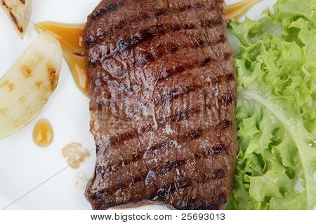 肉料理: ステーキ骨なし分離料理 ov にグリーン レタス サラダ ロースト オニオンと