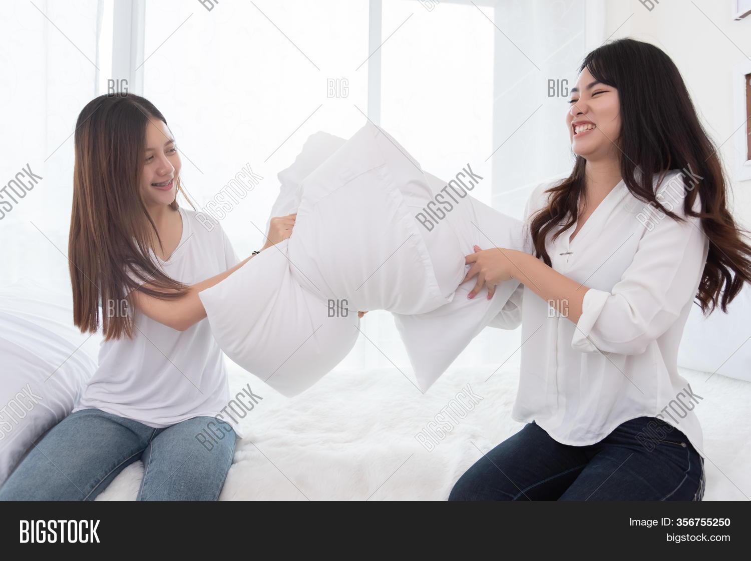 Lesbians Pillow Fight