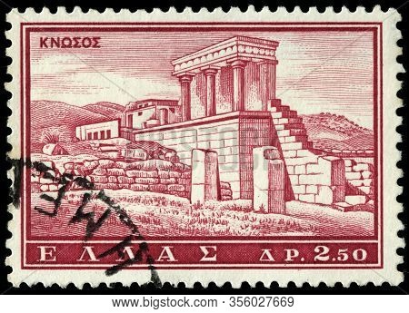 Luga, Russia - October 15, 2019: A Stamp Printed By Greece Shows View Of  Ruins Of Ancient  Knossos 